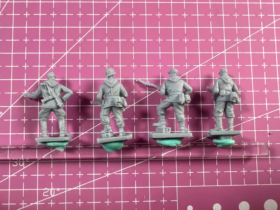 WWII Infantry Squad Throwing Grenades 4-Figure Set 1/72 Resin Kit - 1/72 resin model view 3