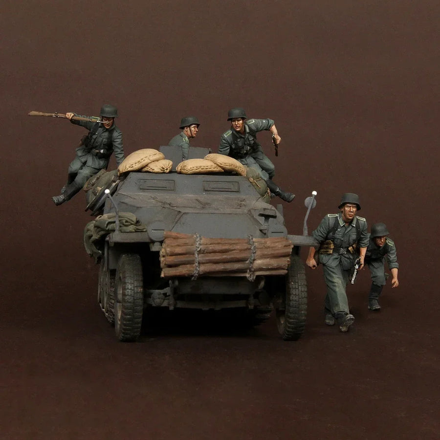 WWII German Panzergrenadiers with SdKfz 251 Halftrack 1/35 Resin Diorama Kit - 1/35 resin model view 5