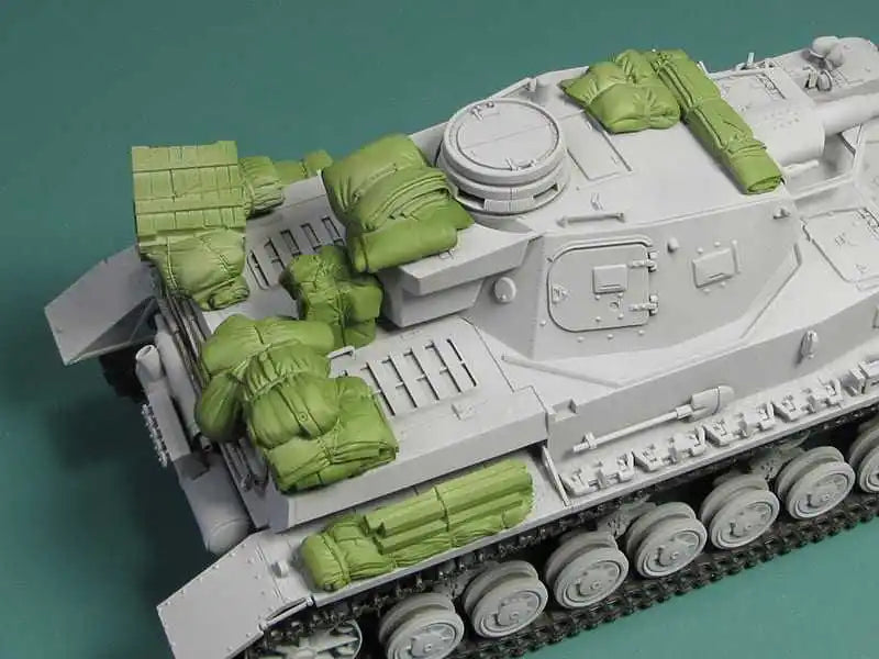 WWII German Panzer III/IV Medium Tank with Stowage 1/35 Resin Vehicle Kit - resin model view 3