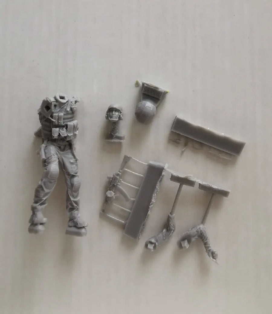 Sci-Fi Nomads Female Soldier Aiming Pistol Infinity 28mm Resin Figure Kit - resin model view 3