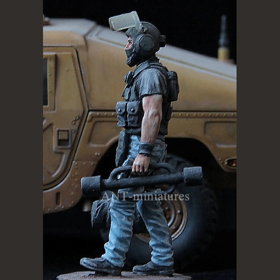Modern Tactical Operator with Rifle 1/35 Resin Figure - 1/35 resin model view 3