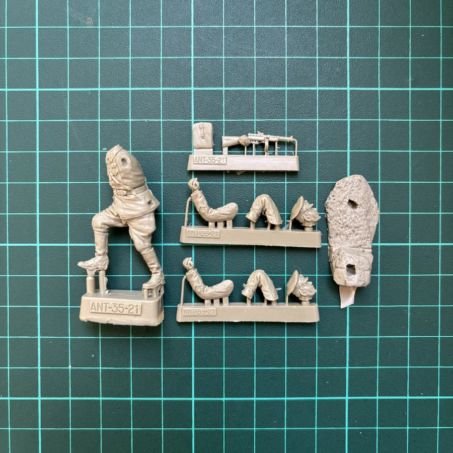 Soviet General WWII 1/35 Resin Figure Kit with Rifle - 1/35 resin model view 2