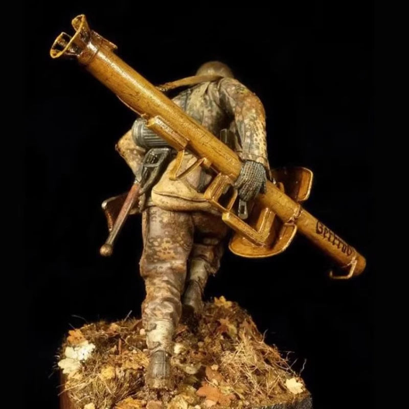 WWI German Soldier with Flamethrower 1/16 Resin Figure Kit - 1/16 resin model view 5