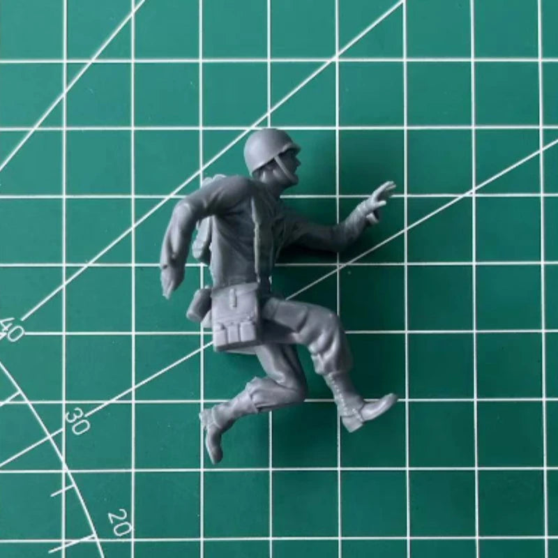 WWII US Army Medic Soldier 1/35 Resin Figure Kit - 1/35 resin model view 2