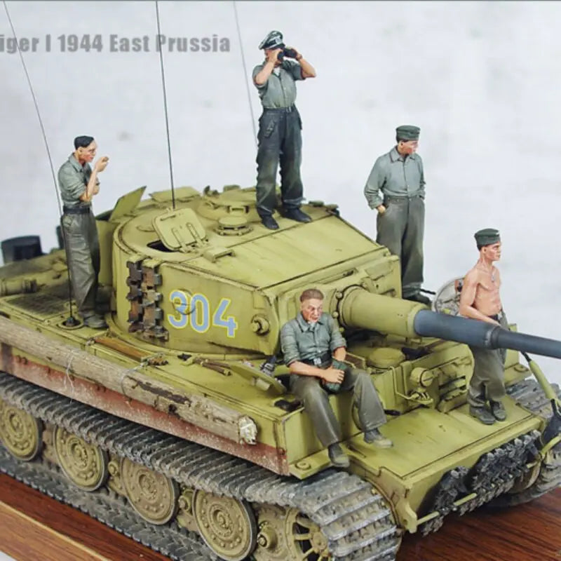 WWII German Tank Crew 1944 East Prussia 1/35 Resin Figure Kit - 1/35 resin model view 3