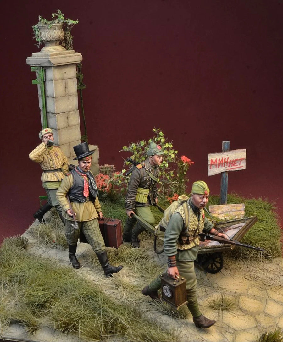 WWII Soviet Military Personnel with Wheelbarrow 1/35 Resin Diorama Set - 1/35 resin model view 6