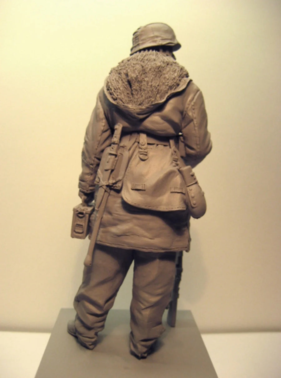 WWII German Soldier with MG42 - 1/16 Resin Figure Kit - 1/16 resin model view 4