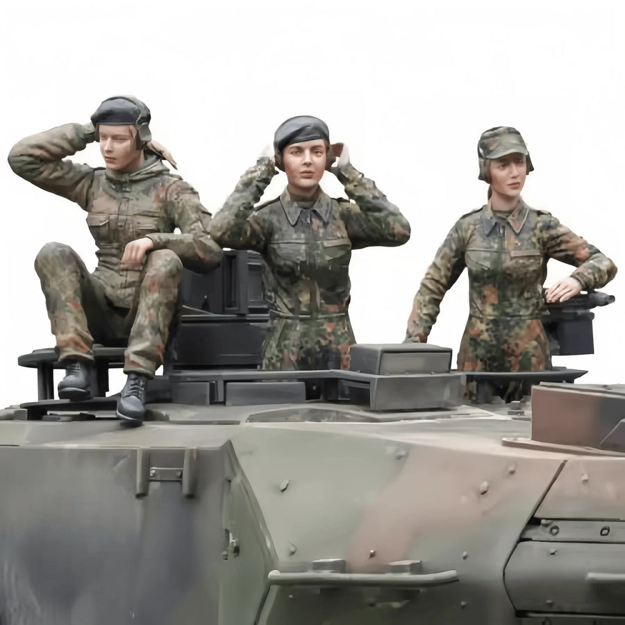 WWII German Female Tank Crew 3-Figure Set 1/16 Resin Kit - 1/16 resin model view 2