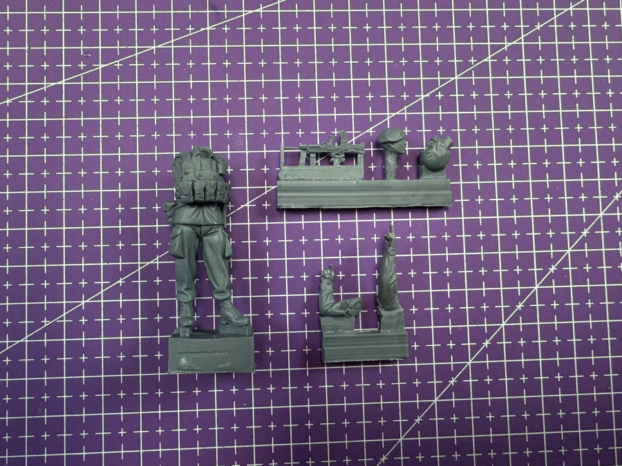 WWII German Paratrooper Officer with MP40 Giving Orders 1/35 Resin Figure Kit - resin model view 3