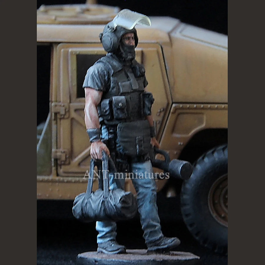 Modern Tactical Operator with Rifle 1/35 Resin Figure - 1/35 resin model view 2