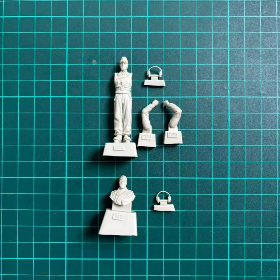 WWII German Panzer Crew 2-Figure Set 1/35 Scale Resin Kit - 1/35 resin model view 2