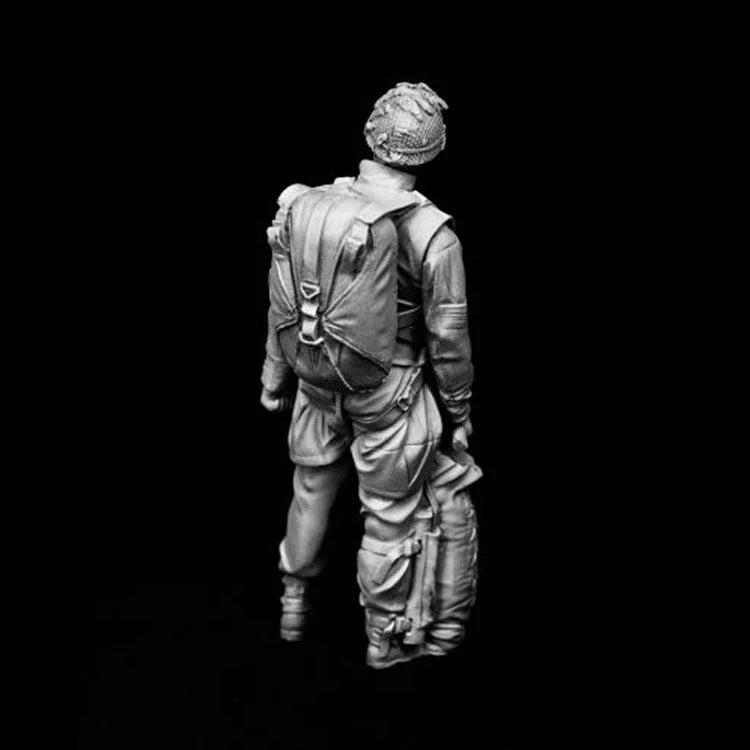 British Paratrooper with Equipment 1/16 Resin Figure Kit - 1/16 resin model view 5