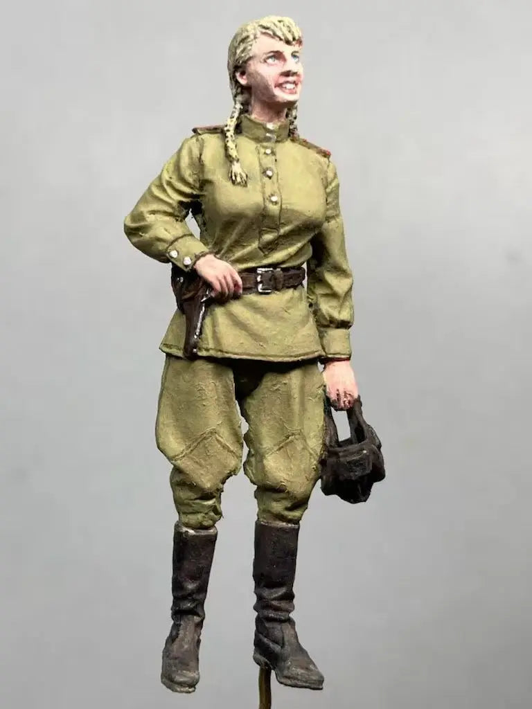 WWII Soviet Female Sniper 1/35 Scale Resin Figure - 1/35 resin model view 3