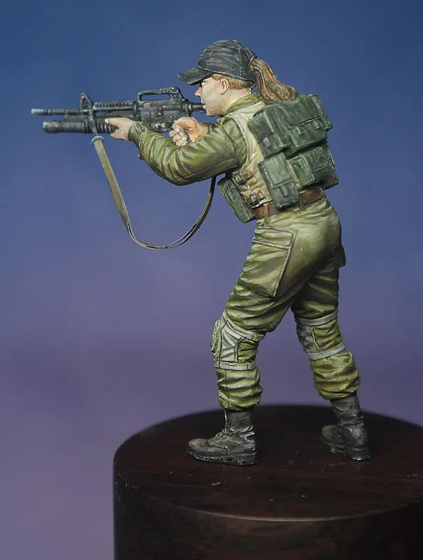 Modern Israeli Female Soldier 1/35 Resin Figure Kit - 1/35 resin model view 3