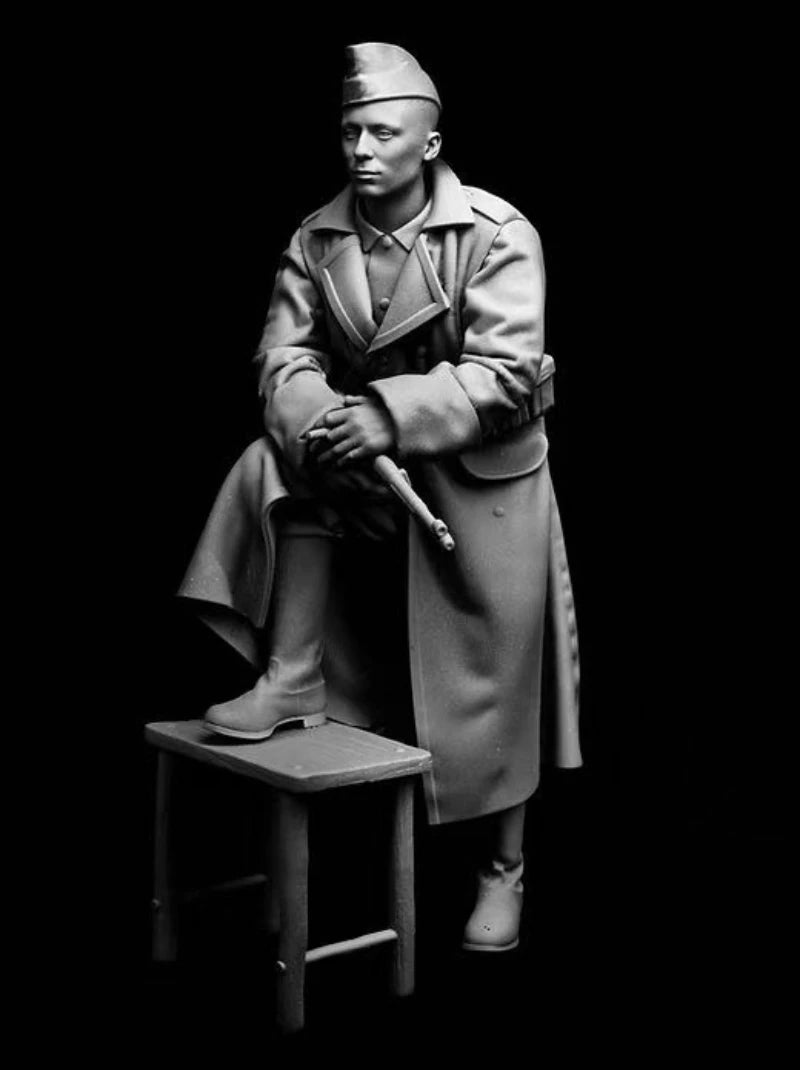 WWII German Wehrmacht Soldier with Rifle 1/16 Resin Figure - 1/16 resin model view 2