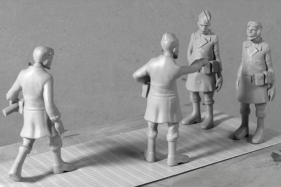 US Cartoon Pilot 1/35 Resin Figure Kit - Four Poses - 1/35 resin model view 2