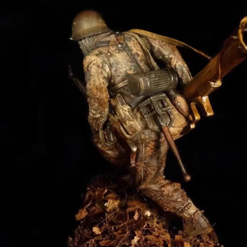 WWI German Soldier with Flamethrower 1/16 Resin Figure Kit - 1/16 resin model view 4
