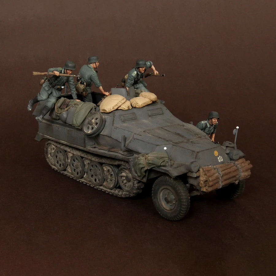 WWII Tank Crew 5-Figure Diorama Set 1/35 Scale Resin Kit - 1/35 resin model view 3