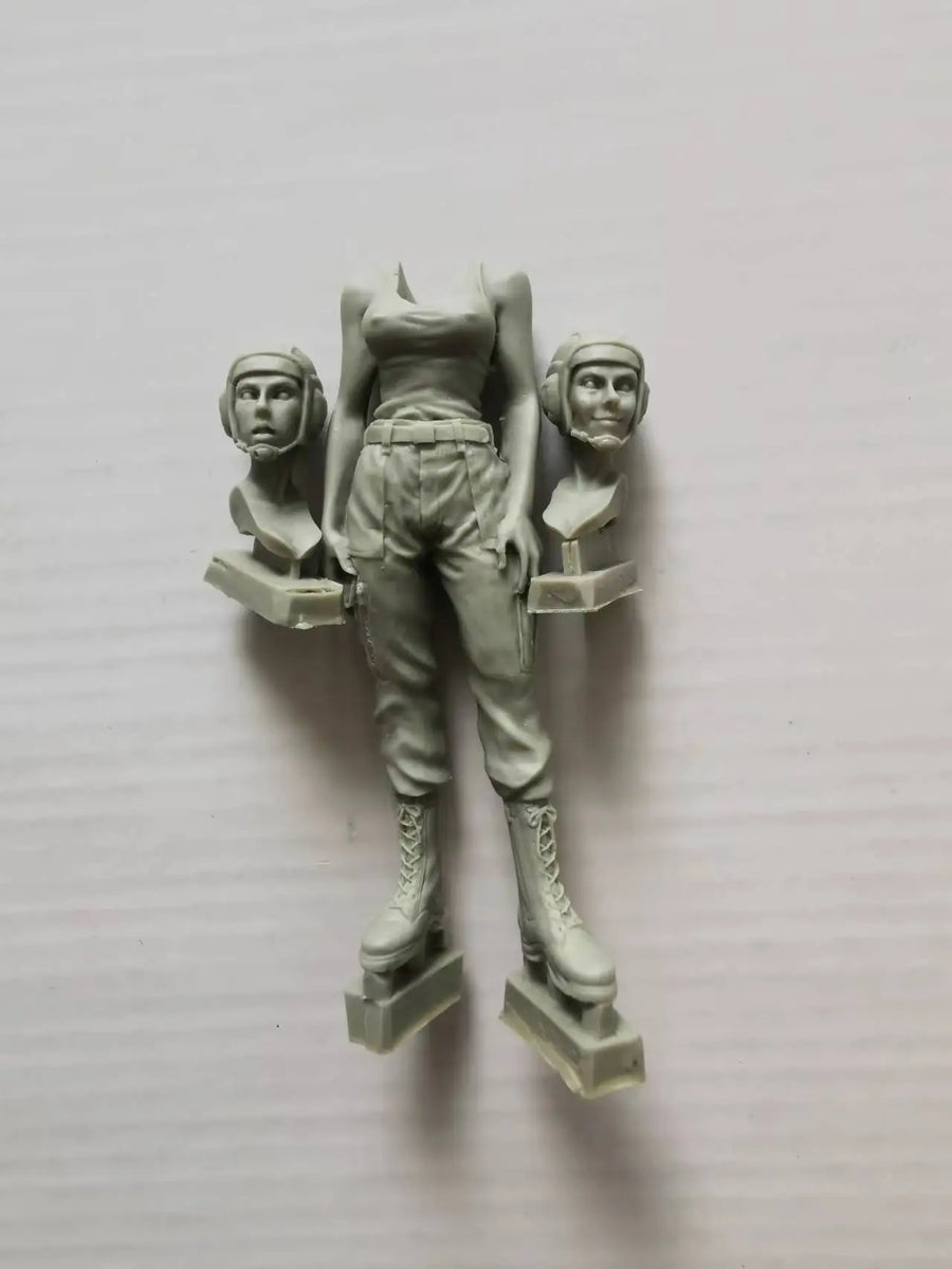 Female Commander Ma.K 1/20 Scale Resin Figure Kit - 1/20 resin model view 2