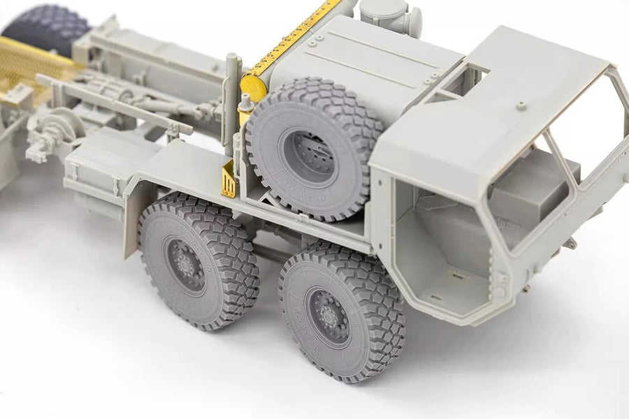 Modern US HEMTT 8x8 Tractor with Winch 1/35 Resin Vehicle Kit - resin model view 4