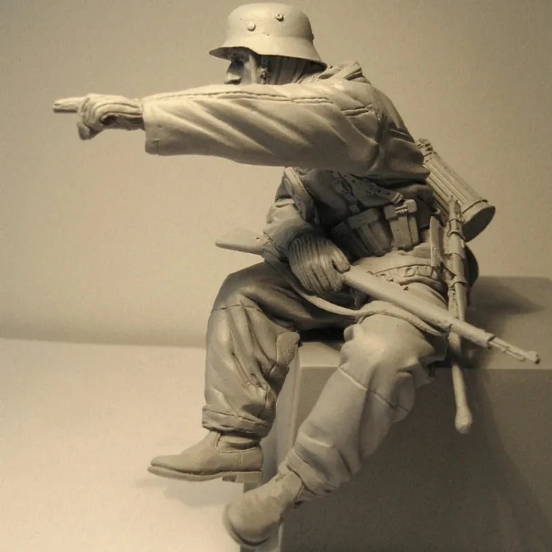 WWII German Tank Commander 1/16 Resin Figure Kit - 1/16 resin model view 3