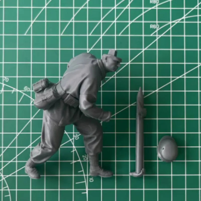 WWII German Artillery Loader 1/16 Resin Figure Kit - 1/16 resin model view 4