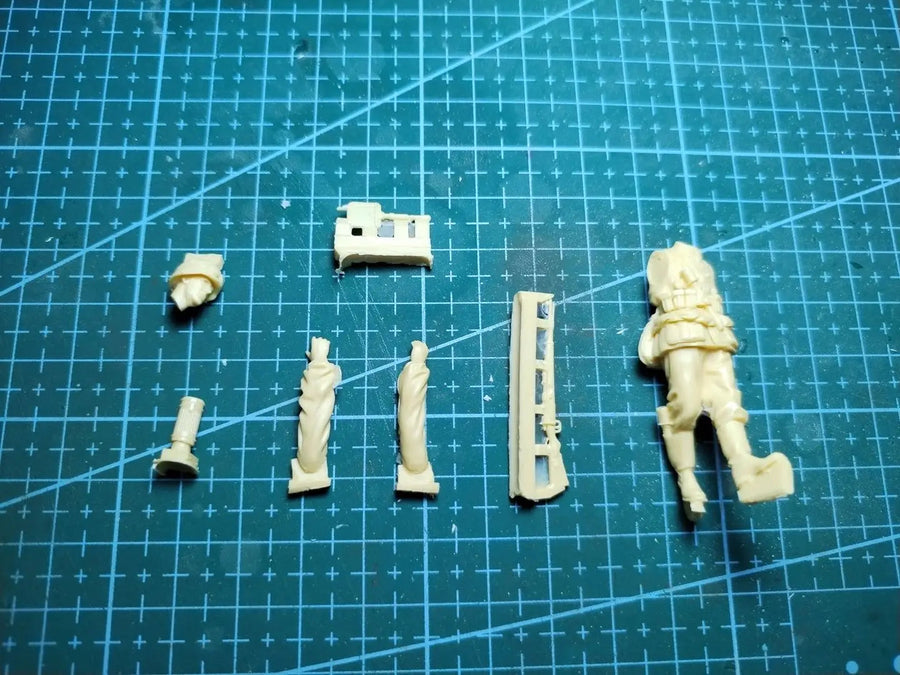 WWII German SS Infantryman with Rifle Walking 1/35 Resin Figure Kit - unpainted resin model kit
