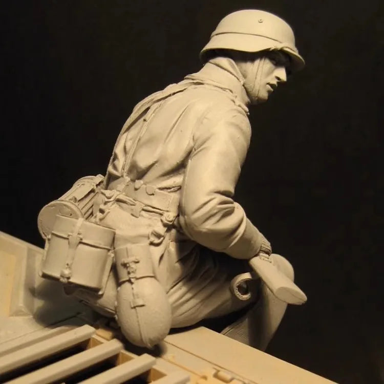 Modern Tank Crew Soldier Sitting 1/16 Resin Figure Kit - 1/16 resin model view 3