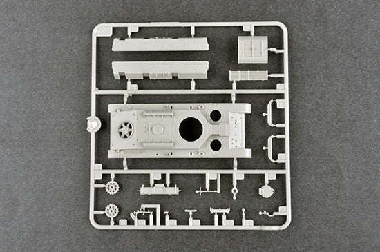 Soviet T-28 Medium Tank (Riveted) 1/72 Resin Model Kit - 1/72 resin model view 2