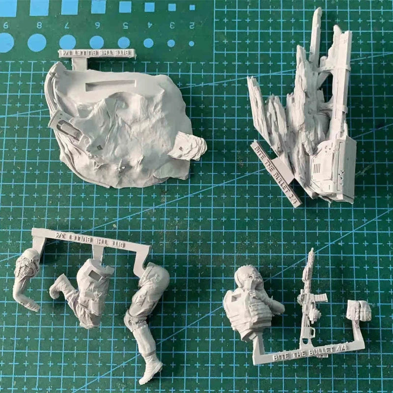Female Sci-Fi Soldier with Rifle 1/24 Resin Figure Kit - 1/24 resin model view 6