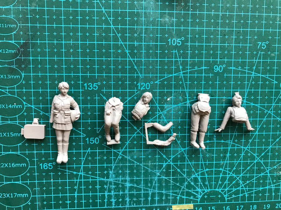 WWII Female Ambulance Crew 3-Figure Set 28mm Resin Diorama Kit - 28mm resin model view 3