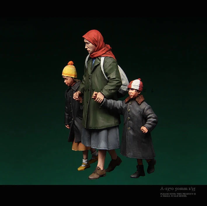 Modern Civilian Refugees 10-Figure Set 1/35 Scale Resin Model Kit - 1/35 resin model view 4