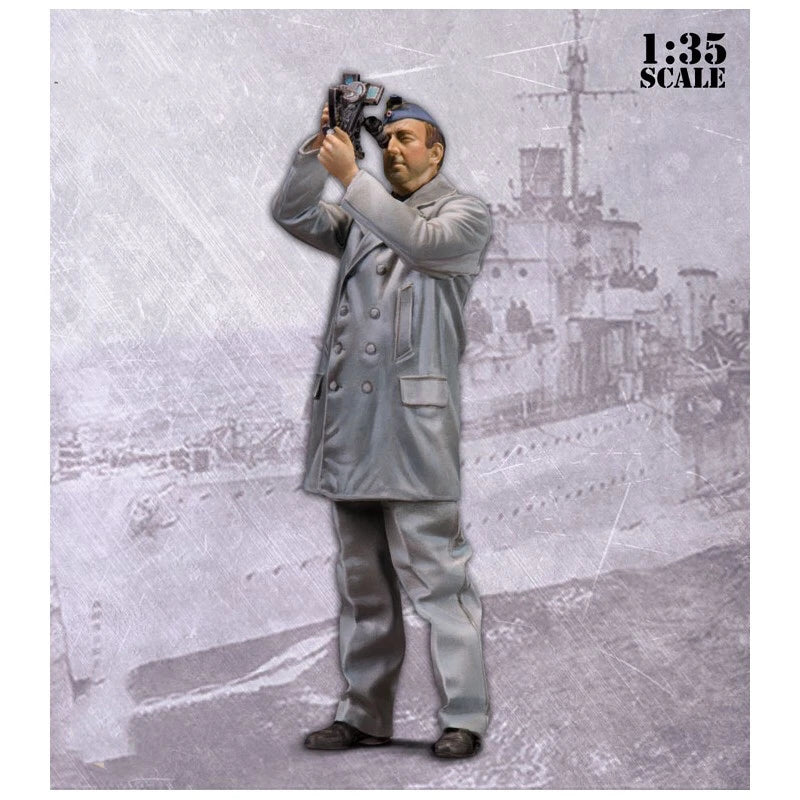 WWI German Navy Officer with Binoculars 1:35 Resin Figure Kit - 1/35 resin model view 5