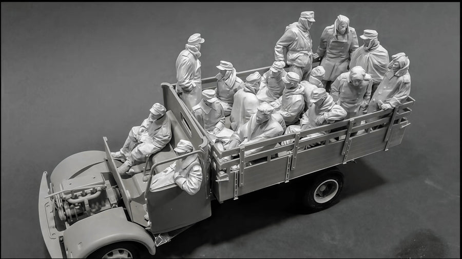 WWII Soldiers Loading Truck 1/35 Resin Diorama Kit - 1/35 resin model view 2