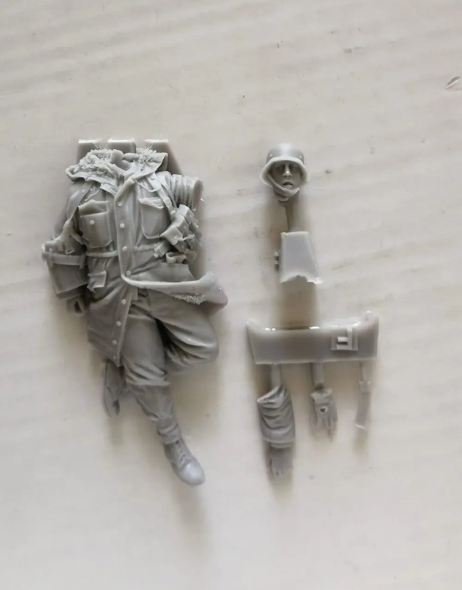 Soviet Soldiers and Fallen German Soldier 1/35 Resin Figure Kit - 1/35 resin model view 3