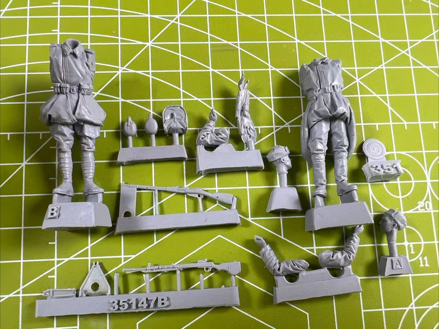 WWII Soviet Officer with Enlisted Soldier 1/35 Resin Figure Set - resin model view 3