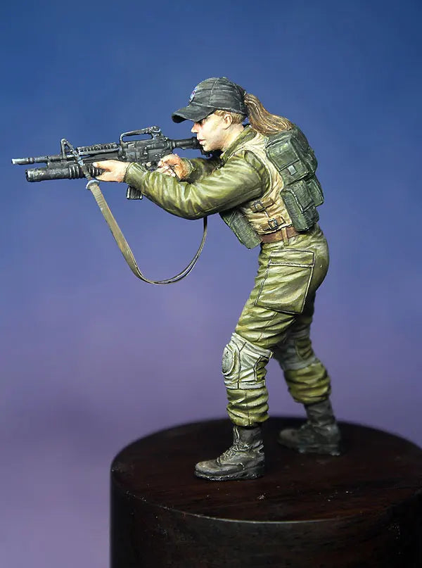 Modern Israeli Female Soldier 1/35 Resin Figure Kit - 1/35 resin model view 2