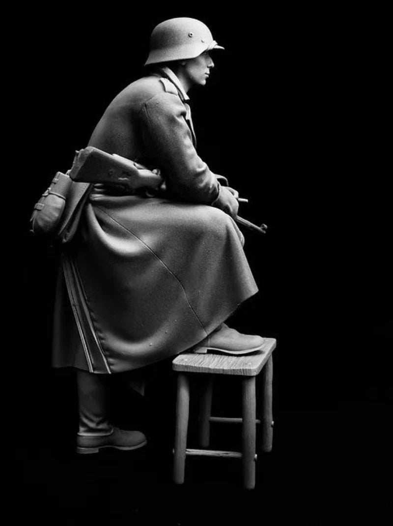 WWII German Wehrmacht Soldier with Rifle 1/16 Resin Figure - 1/16 resin model view 3