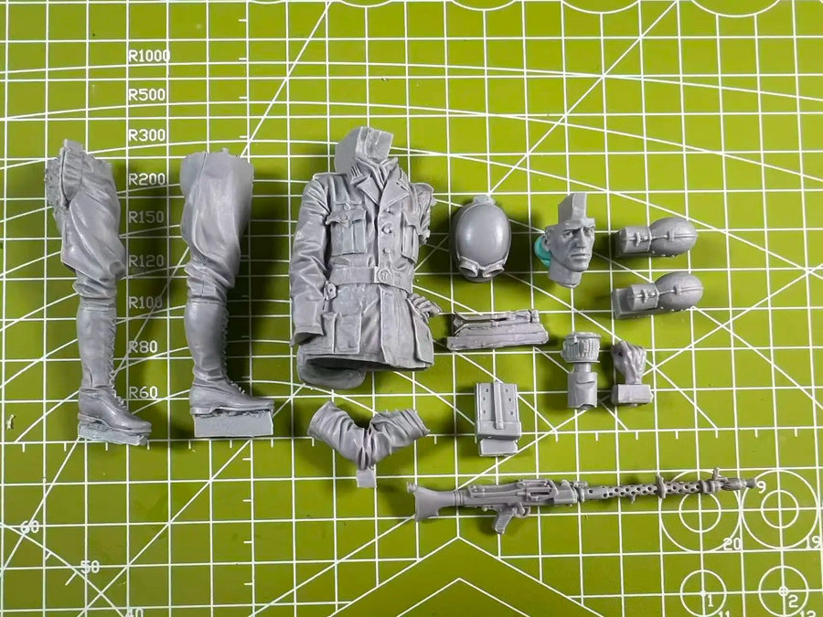 WWII German Infantry Soldier with MG42 1/16 Resin Figure Kit - unpainted resin model kit