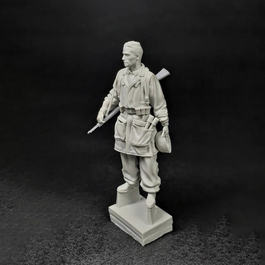 WWII US Army Infantryman with Rifle and Equipment 1/35 Resin Figure Kit (2 Figures) - resin model view 3