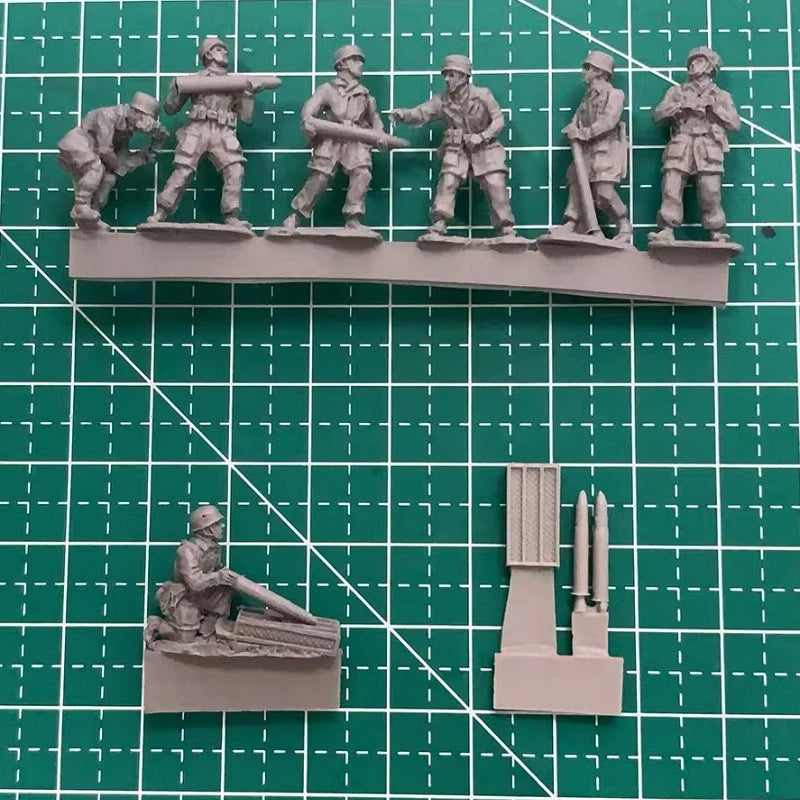 WWII German Infantry Ammunition Carriers 7-Figure Set 1/72 Resin Kit - resin model view 2