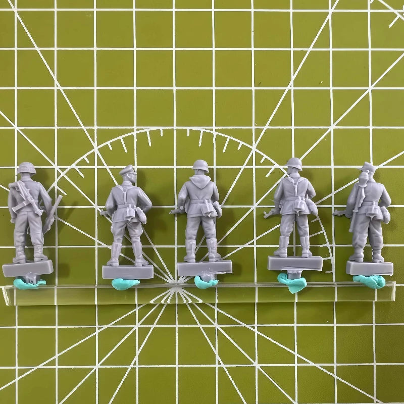 WWII Infantry Assault Squad 1/72 Scale 5-Figure Resin Kit Set - 1/72 resin model view 3