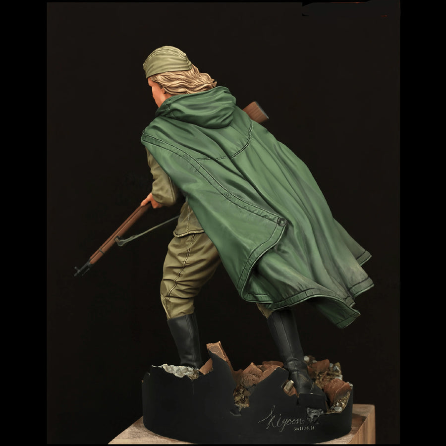 Soviet Female Sniper Captain 1/16 Resin Figure Kit - 1/16 resin model view 3