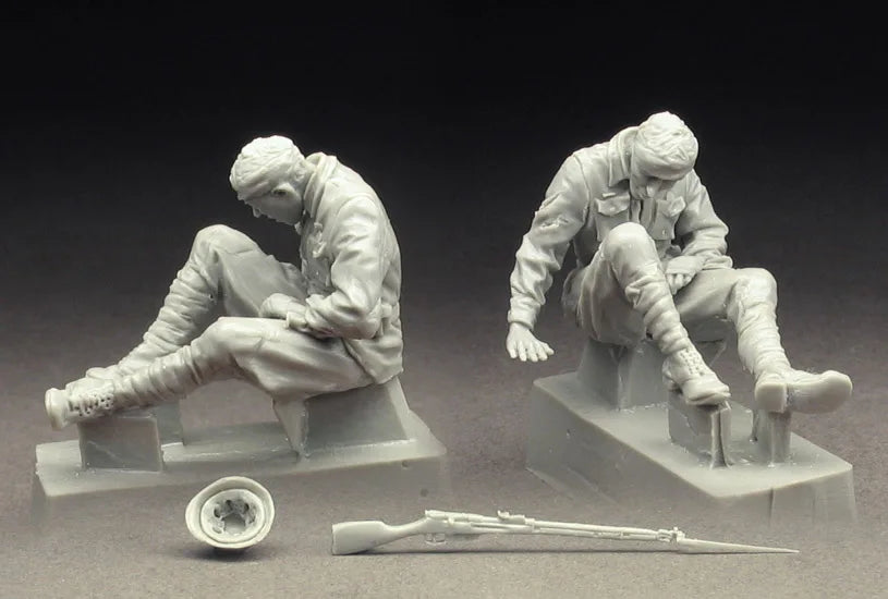 Wounded Soviet Soldier WWII 1/35 Resin Figure Kit - 1/35 resin model view 3