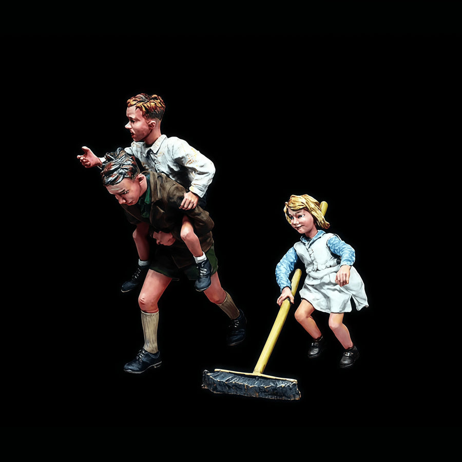 1940s Children with Hockey Stick and Piggyback Pose 1/32 Resin Figure Set - resin model view 2