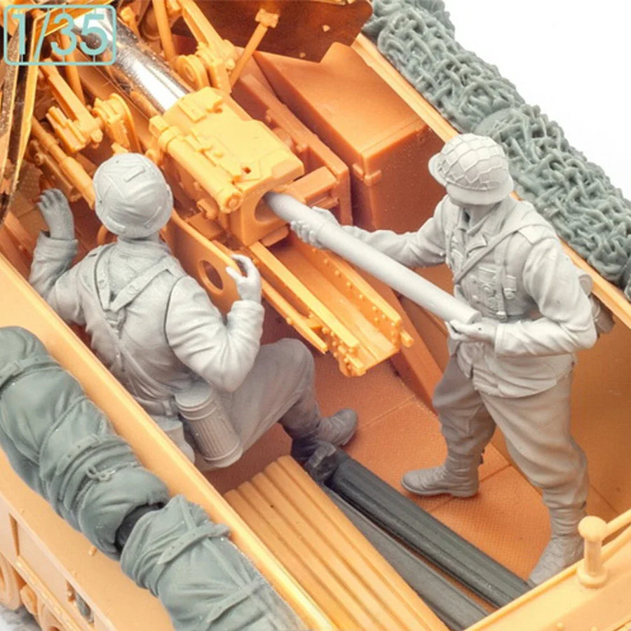 WWII Soldier Loading Ammunition 1/35 Resin Figure Kit - 1/35 resin model view 2