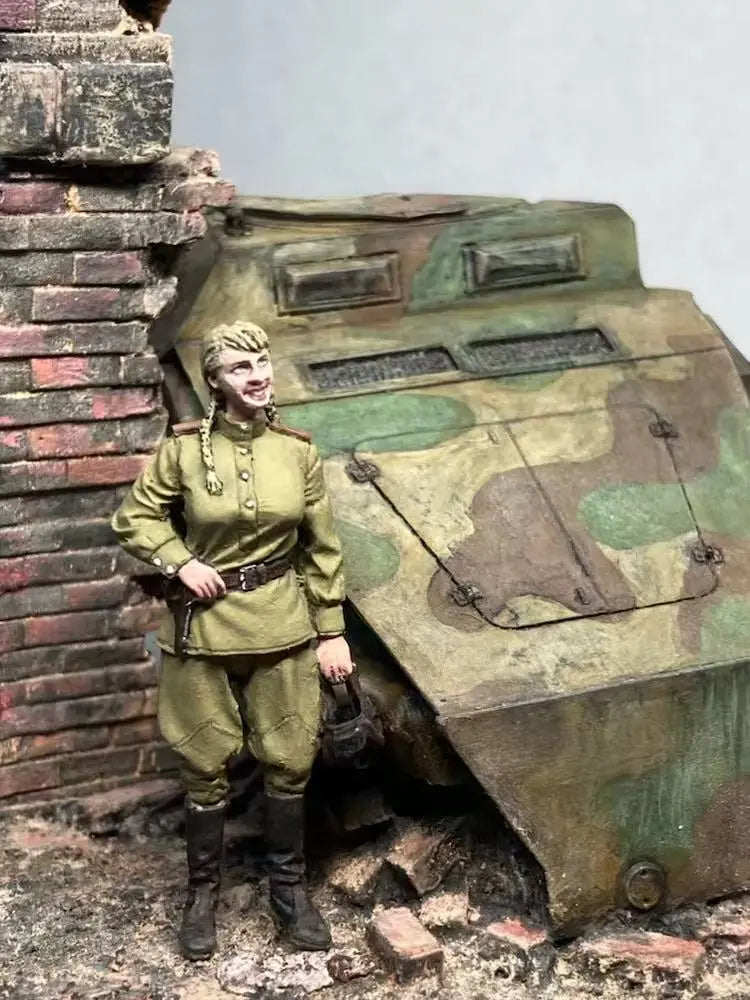 WWII Soviet Female Sniper 1/35 Scale Resin Figure - 1/35 resin model view 2
