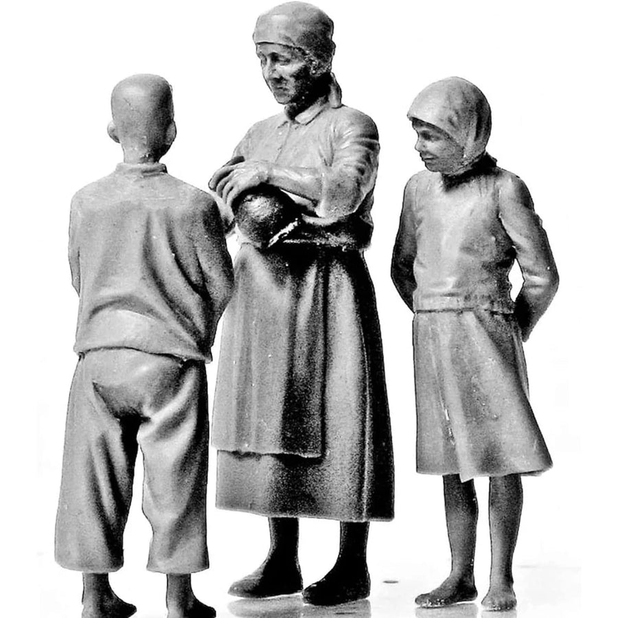 Eastern European Civilians 1/35 Scale Resin Figure Diorama Set - 1/35 resin model view 4