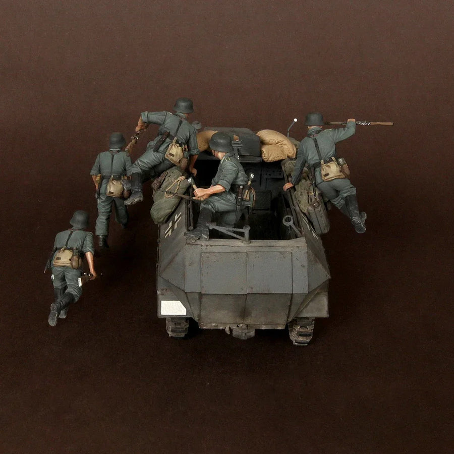 WWII German Panzergrenadiers with SdKfz 251 Halftrack 1/35 Resin Diorama Kit - 1/35 resin model view 3