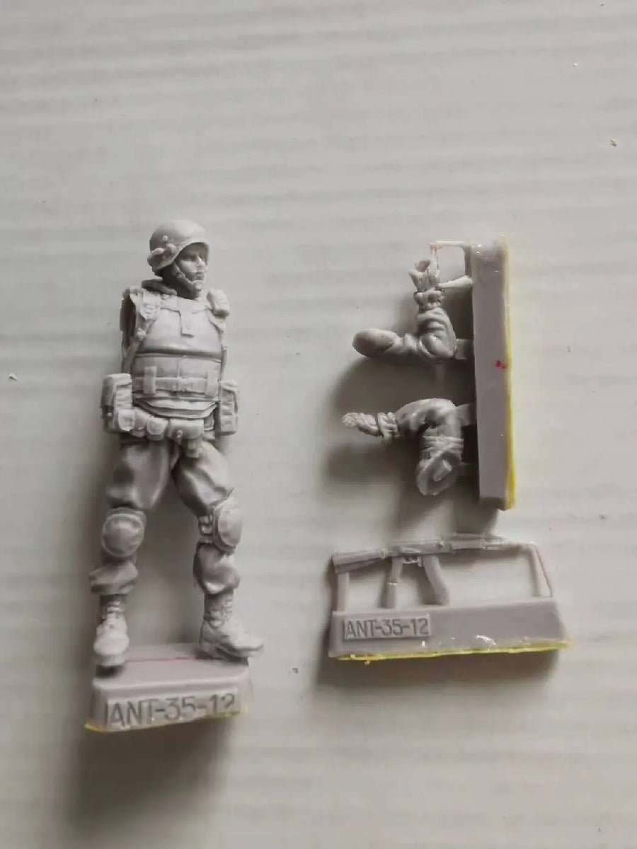 Modern Military Operator/Soldier Single Figure 1/35 Resin Kit - resin model view 3